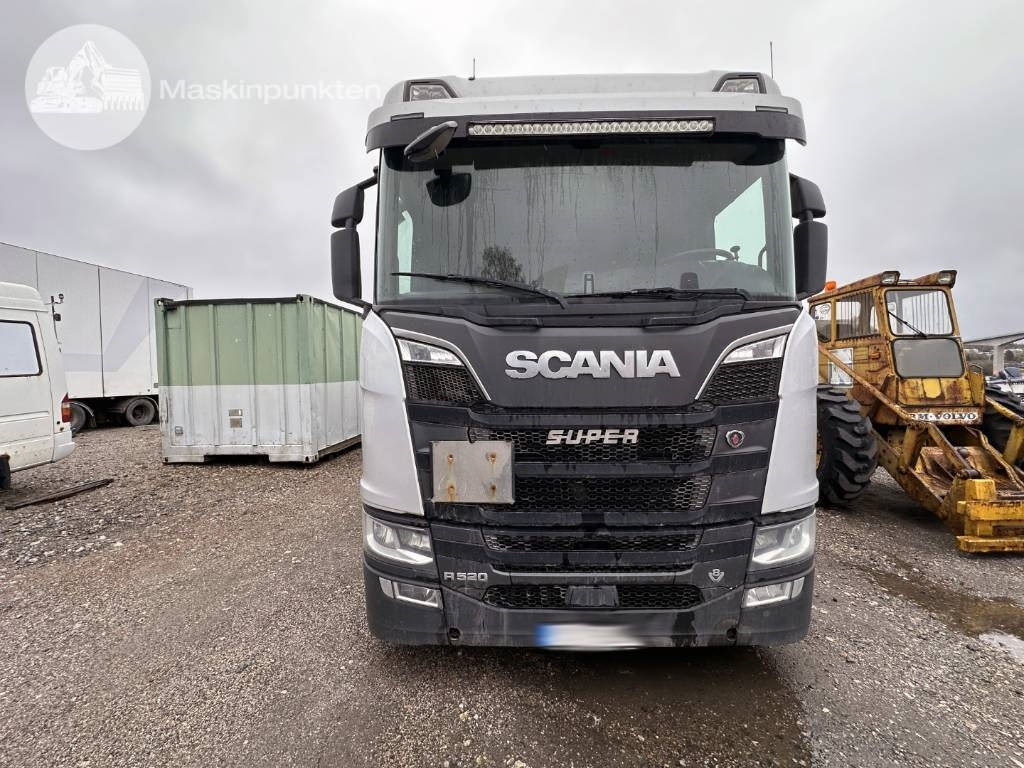 Scania R 520 - Dobozos felépítményű teherautó: 3 kép. Scania R 520 - Dobozos felépítményű teherautó: 3 kép.