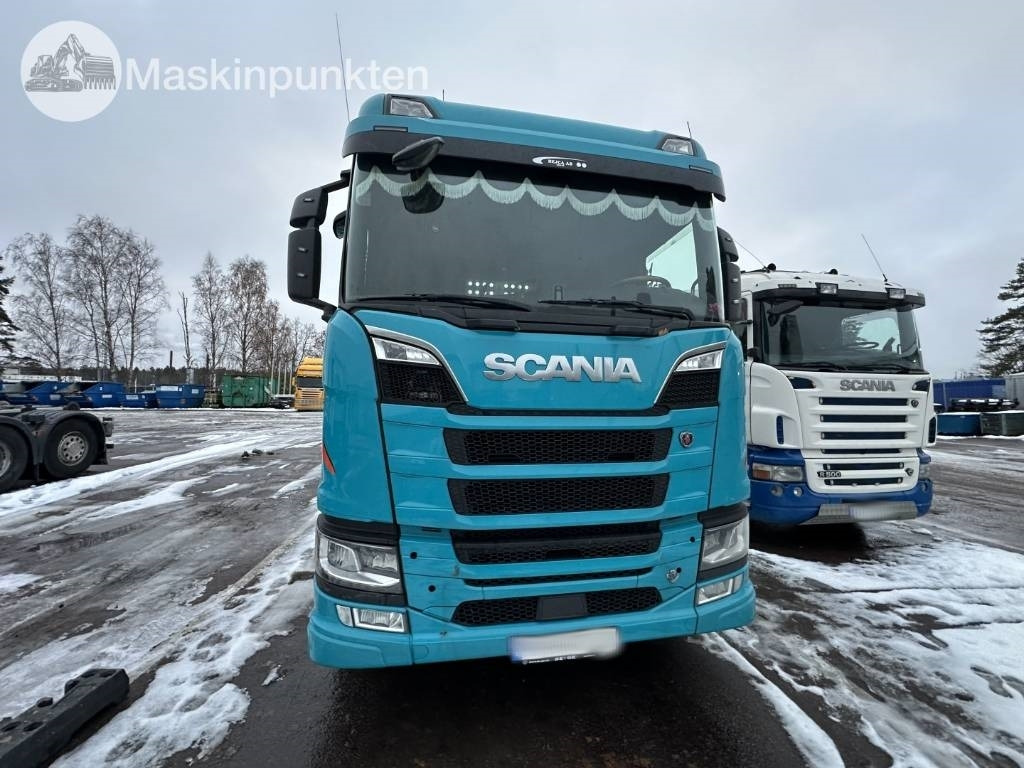 Scania R 580 timmerbil med kran - Rönkszállító teherautó: 2 kép. Scania R 580 timmerbil med kran - Rönkszállító teherautó: 2 kép.