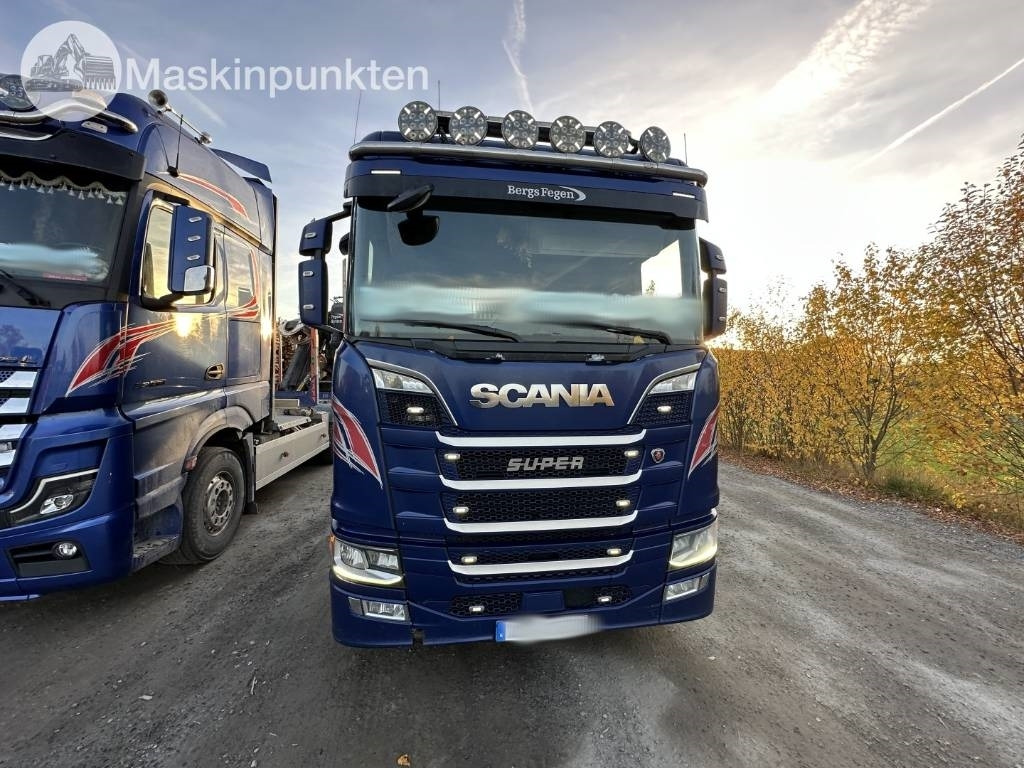 Scania R 580 timmerbil med kran - Rönkszállító teherautó: 2 kép. Scania R 580 timmerbil med kran - Rönkszállító teherautó: 2 kép.