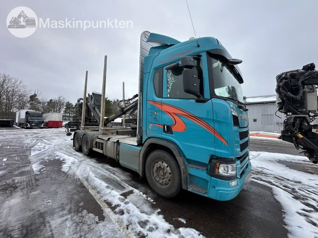 Scania R 580 timmerbil med kran - Rönkszállító teherautó: 3 kép. Scania R 580 timmerbil med kran - Rönkszállító teherautó: 3 kép.