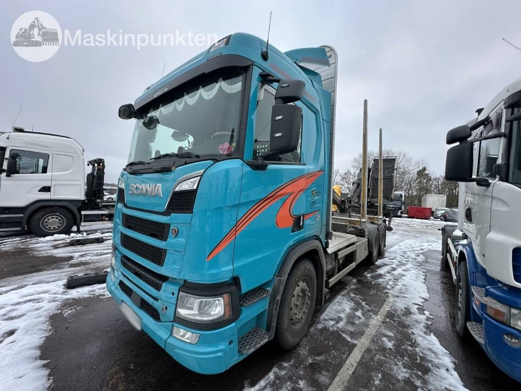 Scania R 580 timmerbil med kran - Rönkszállító teherautó: 1 kép. Scania R 580 timmerbil med kran - Rönkszállító teherautó: 1 kép.