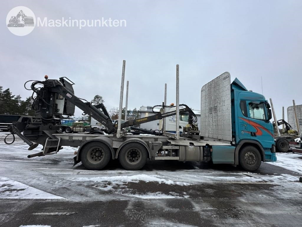 Scania R 580 timmerbil med kran - Rönkszállító teherautó: 4 kép. Scania R 580 timmerbil med kran - Rönkszállító teherautó: 4 kép.