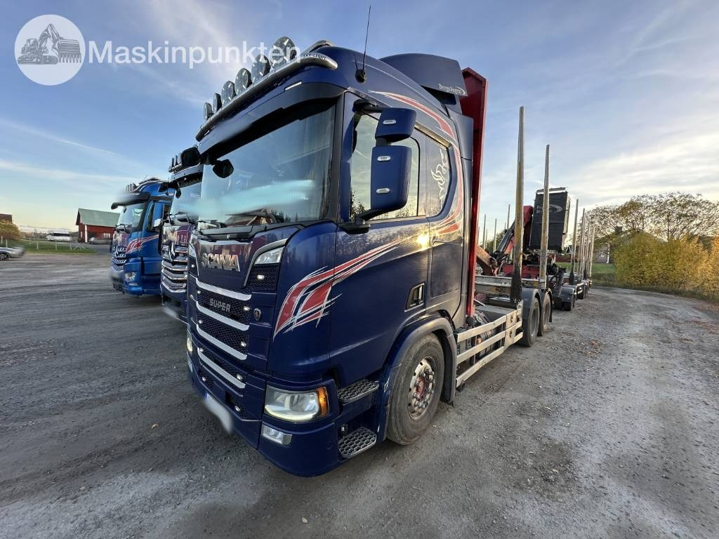 Scania R 580 timmerbil med kran - Rönkszállító teherautó: 1 kép. Scania R 580 timmerbil med kran - Rönkszállító teherautó: 1 kép.