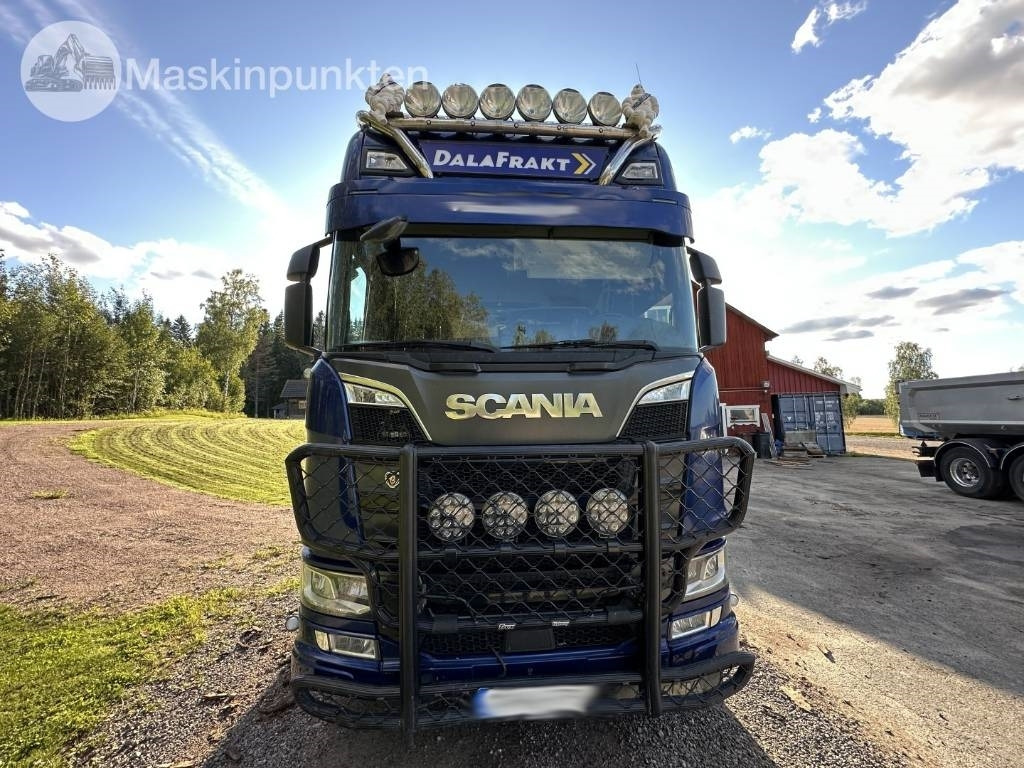Scania R 650 - Rönkszállító teherautó: 2 kép. Scania R 650 - Rönkszállító teherautó: 2 kép.