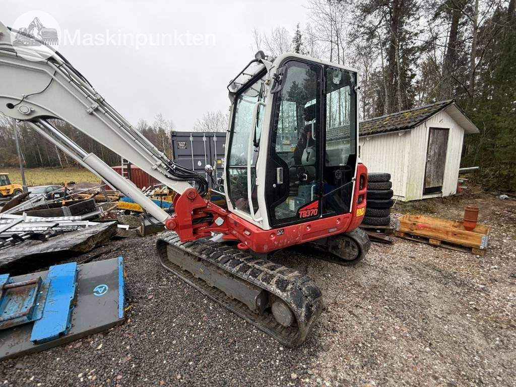 Takeuchi TB 370 - Lánctalpas kotró: 1 kép. Takeuchi TB 370 - Lánctalpas kotró: 1 kép.
