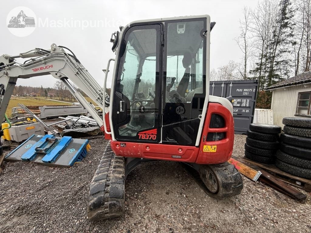 Takeuchi TB 370 - Lánctalpas kotró: 3 kép. Takeuchi TB 370 - Lánctalpas kotró: 3 kép.