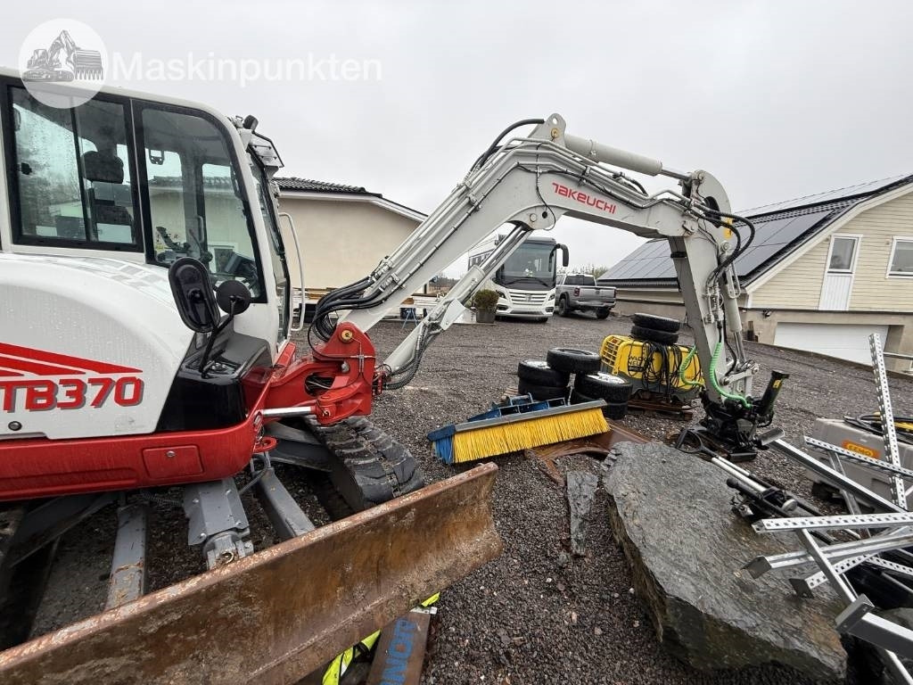 Lánctalpas kotró Takeuchi TB 370: 20 kép. Lánctalpas kotró Takeuchi TB 370: 20 kép.