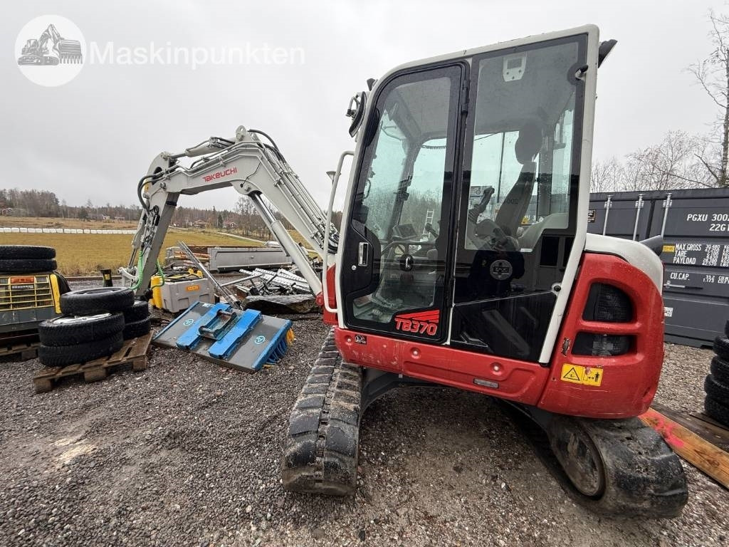 Takeuchi TB 370 - Lánctalpas kotró: 4 kép. Takeuchi TB 370 - Lánctalpas kotró: 4 kép.