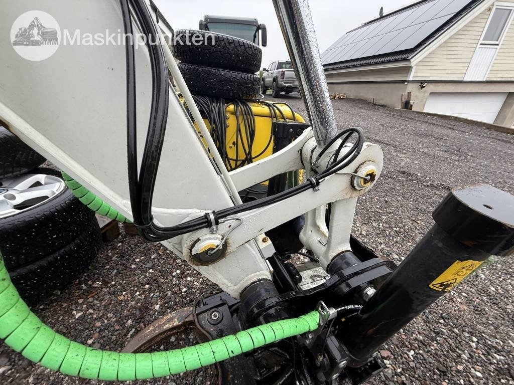 Lánctalpas kotró Takeuchi TB 370: 31 kép. Lánctalpas kotró Takeuchi TB 370: 31 kép.