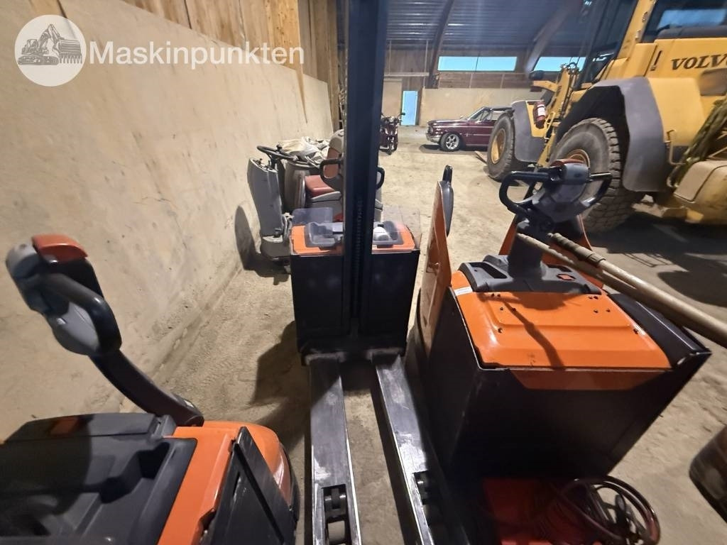 Toyota BT SWE 80 L - Elektromos targonca: 5 kép. Toyota BT SWE 80 L - Elektromos targonca: 5 kép.