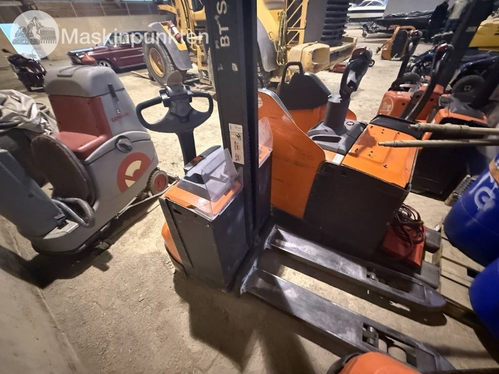 Toyota BT SWE 80 L - Elektromos targonca: 4 kép. Toyota BT SWE 80 L - Elektromos targonca: 4 kép.