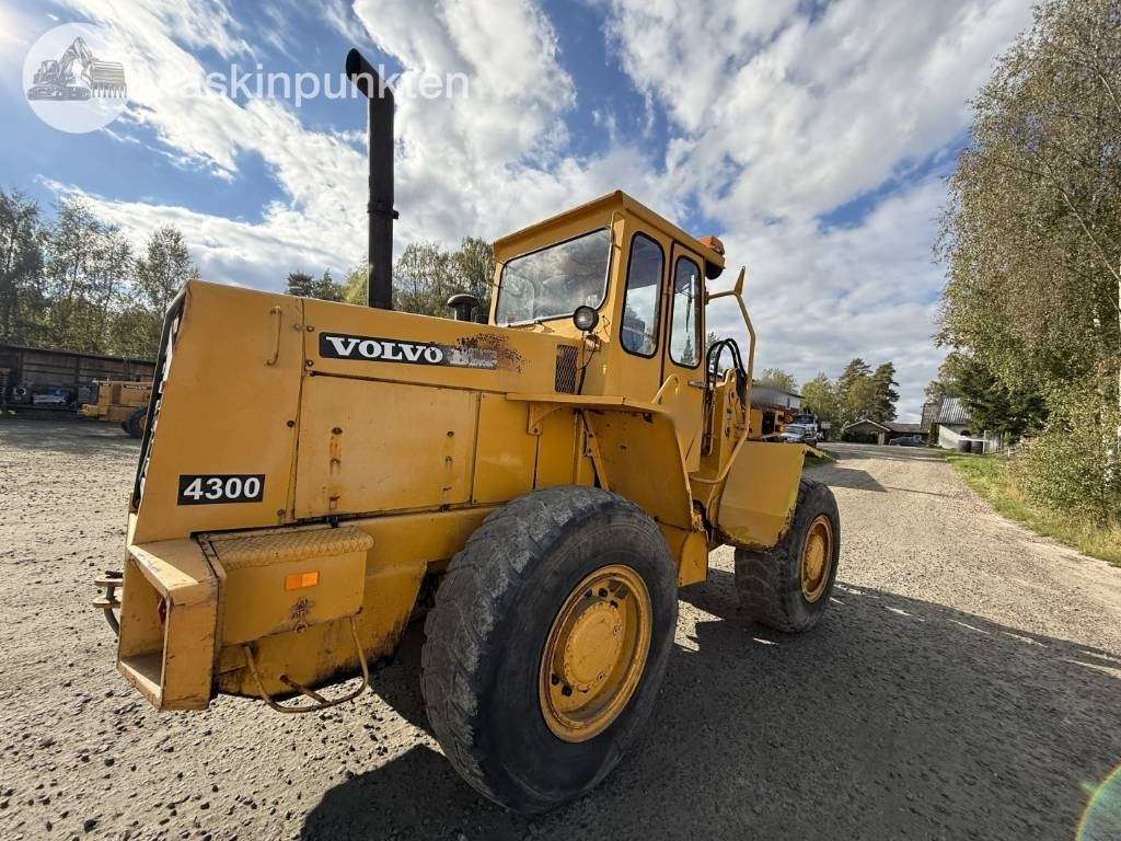 Volvo BM 4300 - Gumikerekes homlokrakodó: 5 kép. Volvo BM 4300 - Gumikerekes homlokrakodó: 5 kép.