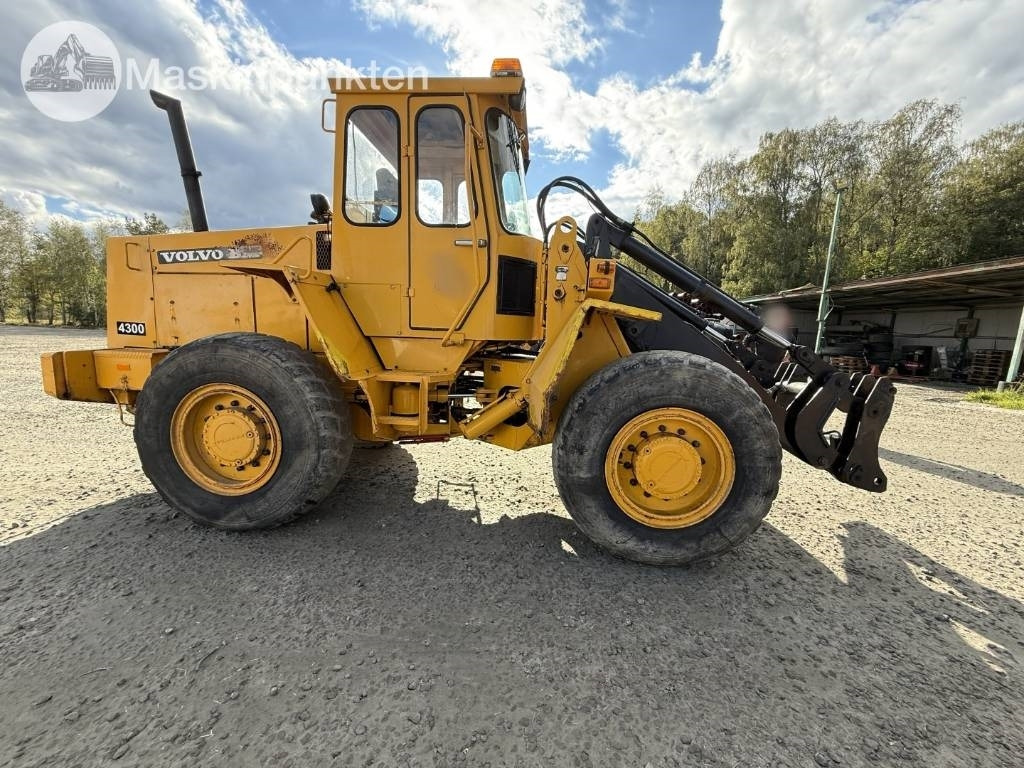 Volvo BM 4300 - Gumikerekes homlokrakodó: 4 kép. Volvo BM 4300 - Gumikerekes homlokrakodó: 4 kép.