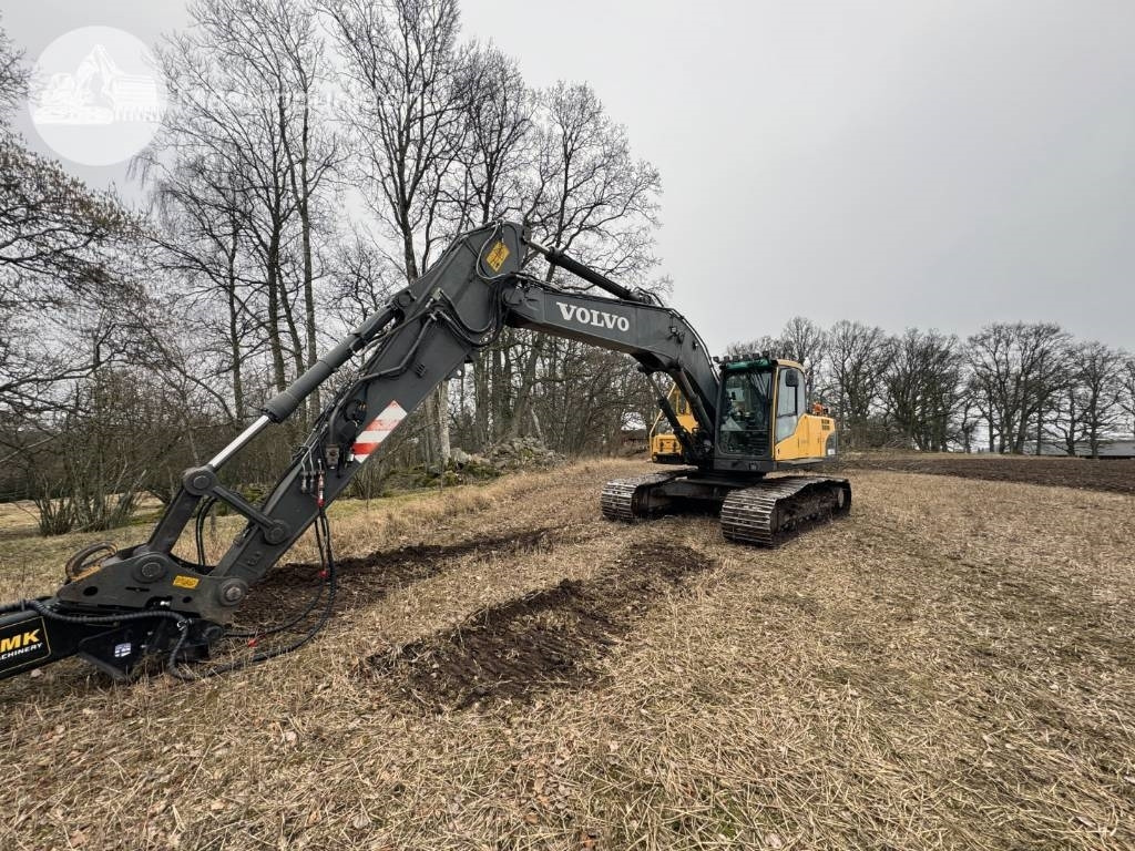Volvo EC 210 C L - Lánctalpas kotró: 1 kép. Volvo EC 210 C L - Lánctalpas kotró: 1 kép.