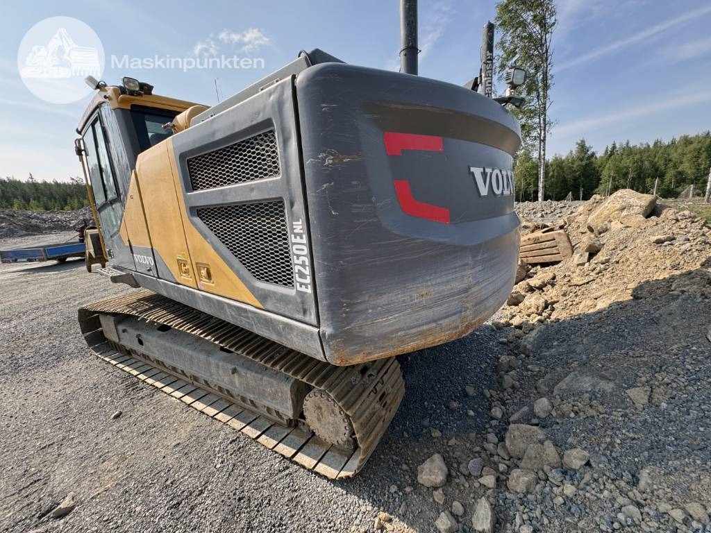 Volvo EC 250 E N L - Lánctalpas kotró: 3 kép. Volvo EC 250 E N L - Lánctalpas kotró: 3 kép.