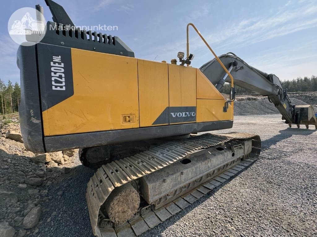 Volvo EC 250 E N L - Lánctalpas kotró: 4 kép. Volvo EC 250 E N L - Lánctalpas kotró: 4 kép.