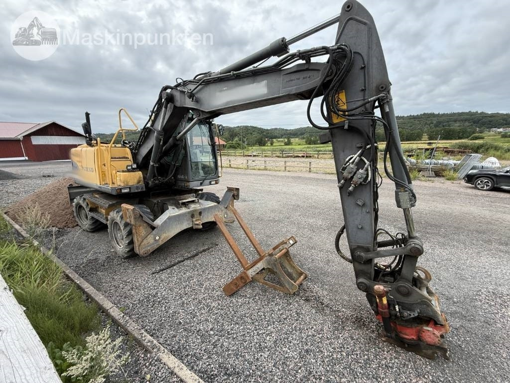 Volvo EW 140 C - Gumikerekes kotró: 3 kép. Volvo EW 140 C - Gumikerekes kotró: 3 kép.