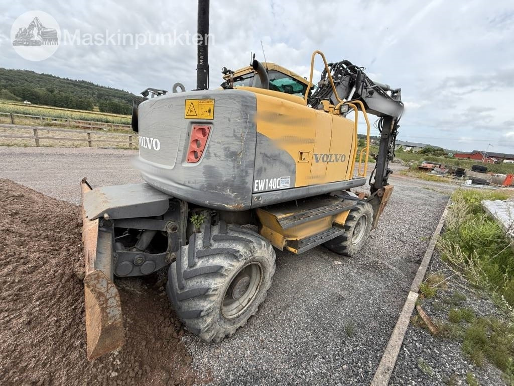 Volvo EW 140 C - Gumikerekes kotró: 5 kép. Volvo EW 140 C - Gumikerekes kotró: 5 kép.
