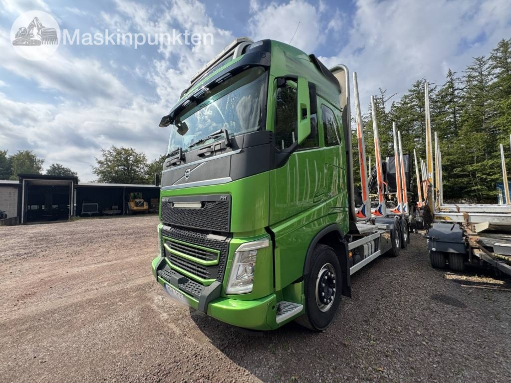 Volvo FH 16 550 - Rönkszállító teherautó: 1 kép. Volvo FH 16 550 - Rönkszállító teherautó: 1 kép.