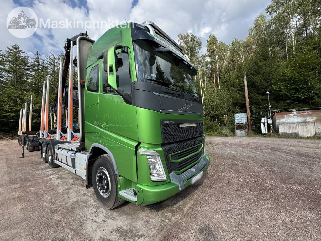Volvo FH 16 550 - Rönkszállító teherautó: 4 kép. Volvo FH 16 550 - Rönkszállító teherautó: 4 kép.