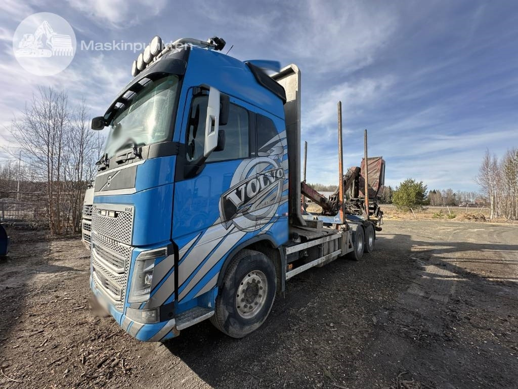 Volvo FH 16 750 - Rönkszállító teherautó: 2 kép. Volvo FH 16 750 - Rönkszállító teherautó: 2 kép.