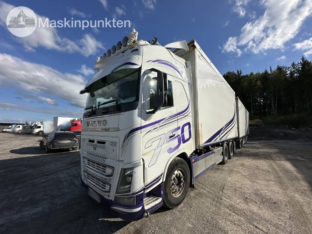 Volvo FH 16 750 - Rönkszállító teherautó: 2 kép. Volvo FH 16 750 - Rönkszállító teherautó: 2 kép.