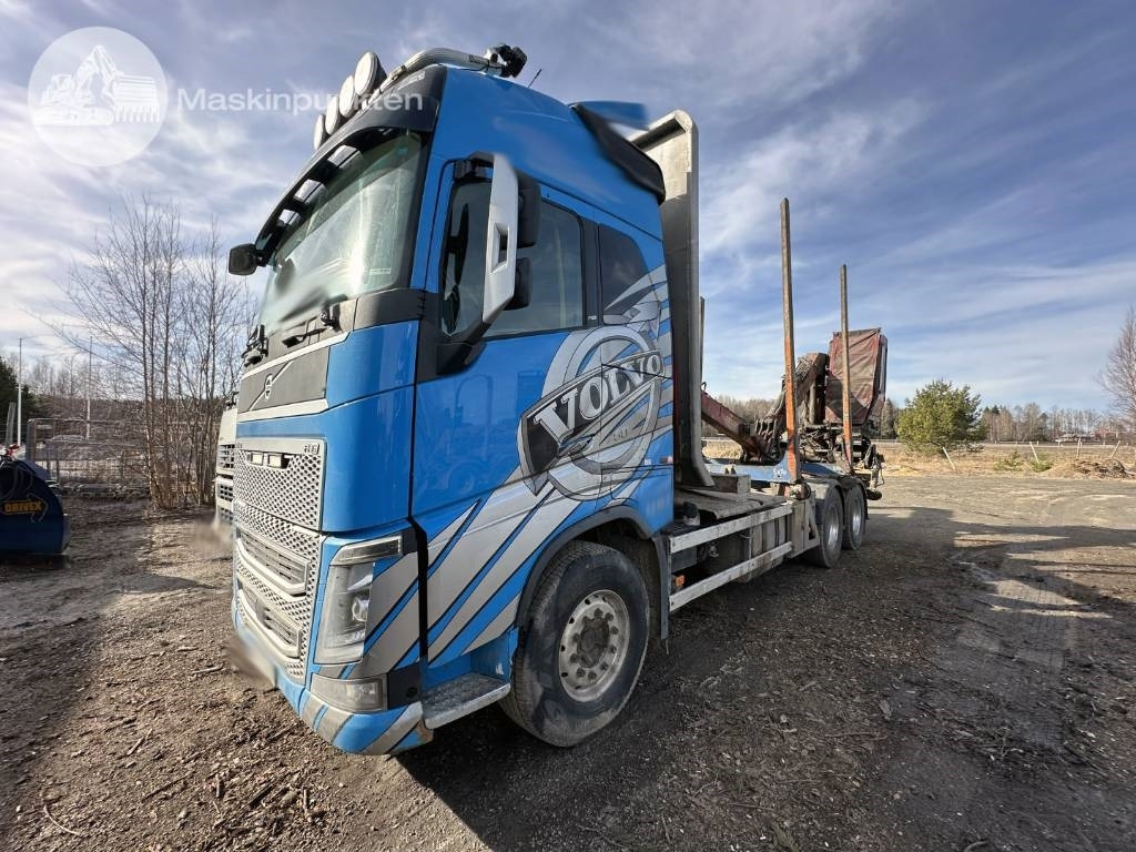 Volvo FH 16 750 - Rönkszállító teherautó: 3 kép. Volvo FH 16 750 - Rönkszállító teherautó: 3 kép.