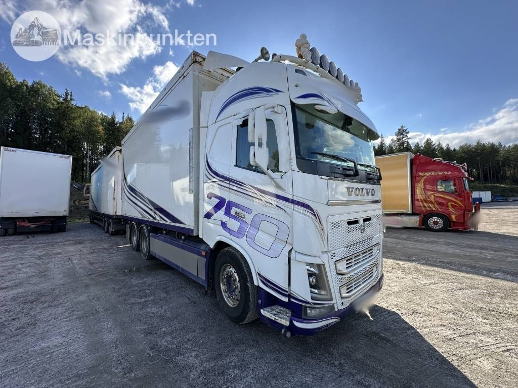 Volvo FH 16 750 - Rönkszállító teherautó: 4 kép. Volvo FH 16 750 - Rönkszállító teherautó: 4 kép.