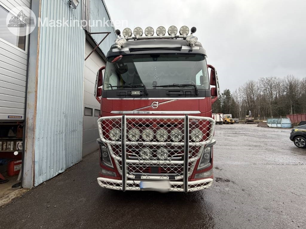 Volvo FH 16 - Rönkszállító teherautó: 2 kép. Volvo FH 16 - Rönkszállító teherautó: 2 kép.