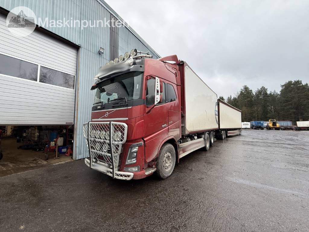 Volvo FH 16 - Rönkszállító teherautó: 1 kép. Volvo FH 16 - Rönkszállító teherautó: 1 kép.