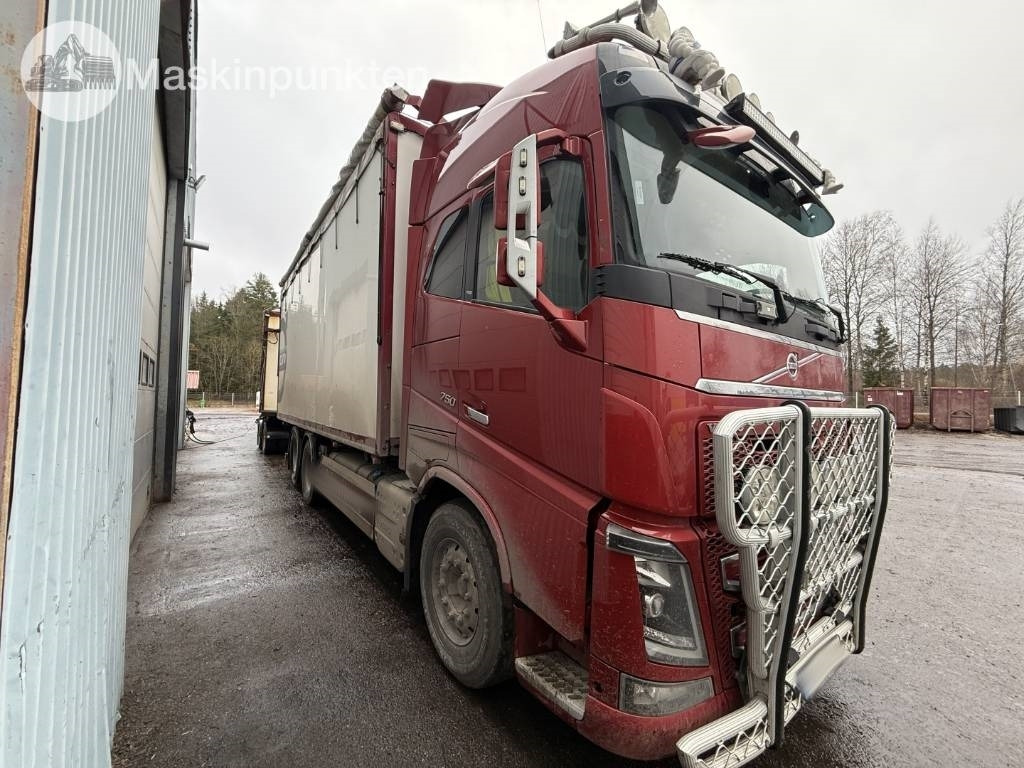 Volvo FH 16 - Rönkszállító teherautó: 3 kép. Volvo FH 16 - Rönkszállító teherautó: 3 kép.