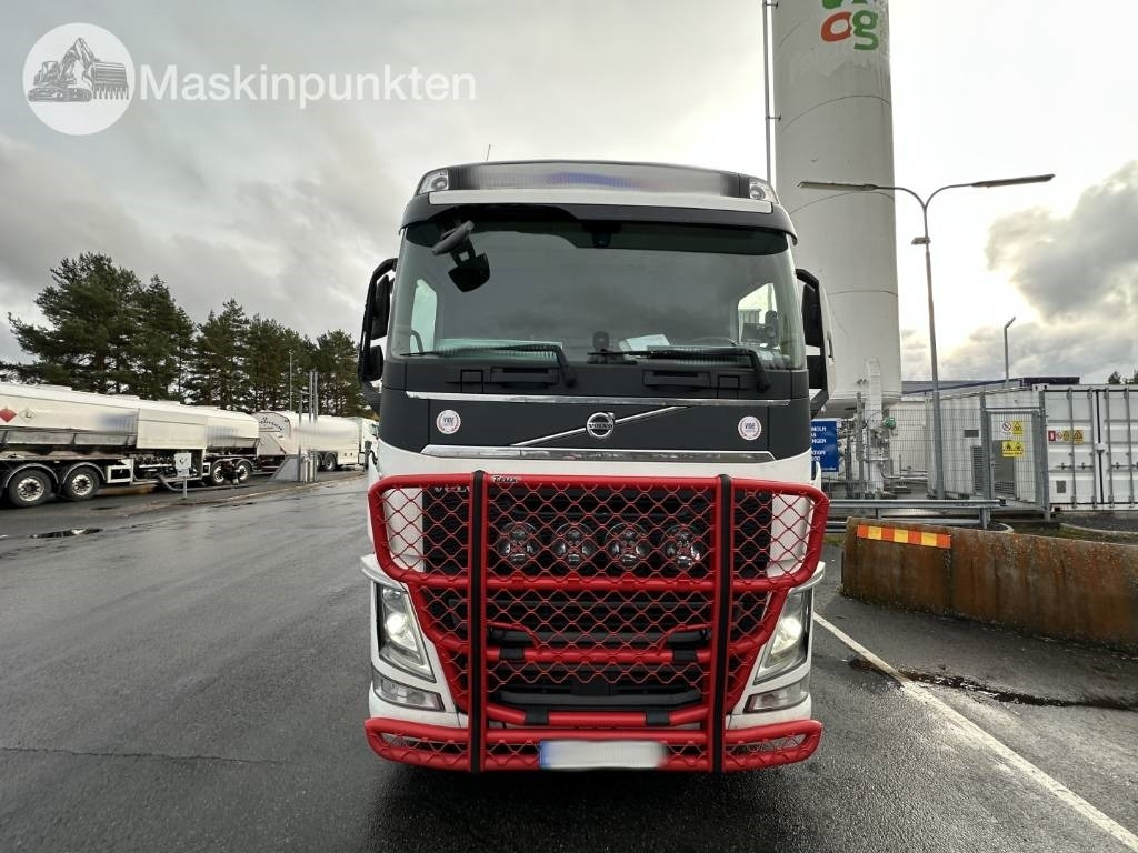 Volvo FH 500 - Dobozos felépítményű teherautó: 2 kép. Volvo FH 500 - Dobozos felépítményű teherautó: 2 kép.