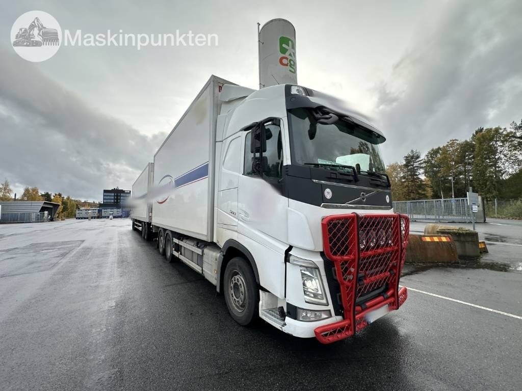 Volvo FH 500 - Dobozos felépítményű teherautó: 3 kép. Volvo FH 500 - Dobozos felépítményű teherautó: 3 kép.