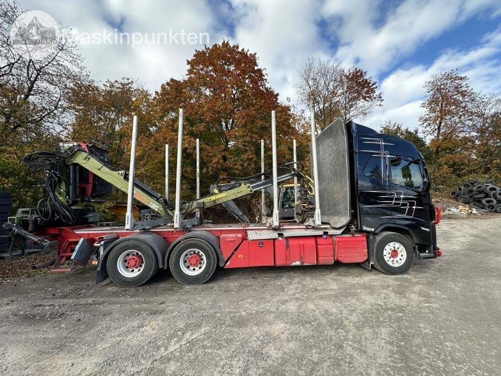 Volvo FH 64 R Timmerbil med kran - Rönkszállító teherautó: 4 kép. Volvo FH 64 R Timmerbil med kran - Rönkszállító teherautó: 4 kép.