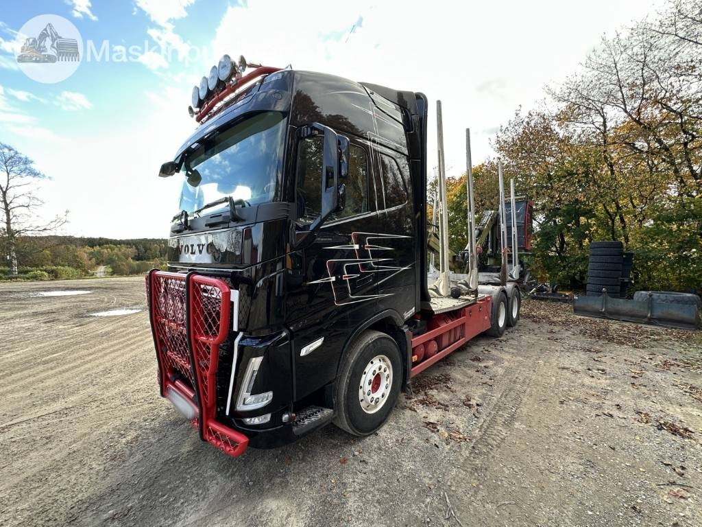 Volvo FH 64 R Timmerbil med kran - Rönkszállító teherautó: 1 kép. Volvo FH 64 R Timmerbil med kran - Rönkszállító teherautó: 1 kép.