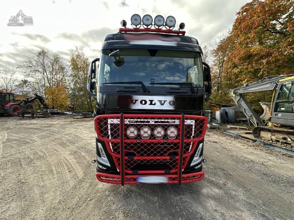 Volvo FH 64 R Timmerbil med kran - Rönkszállító teherautó: 2 kép. Volvo FH 64 R Timmerbil med kran - Rönkszállító teherautó: 2 kép.