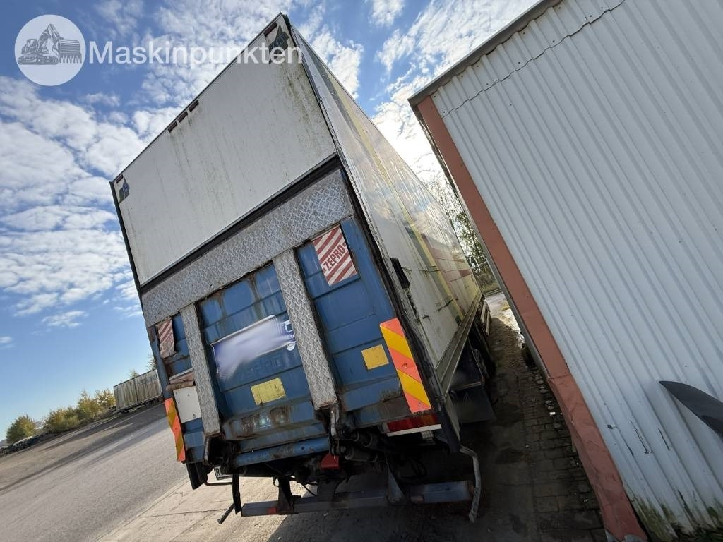 Volvo FM 12 - Dobozos felépítményű teherautó: 4 kép. Volvo FM 12 - Dobozos felépítményű teherautó: 4 kép.