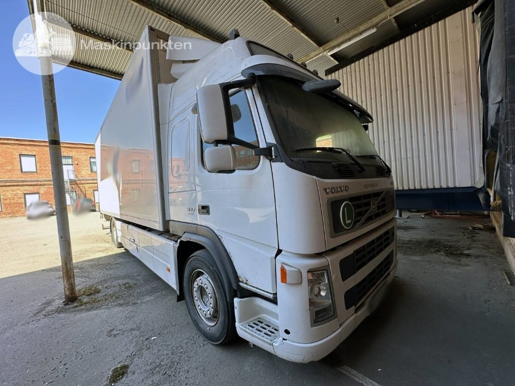 Volvo FM 300 - Dobozos felépítményű teherautó: 2 kép. Volvo FM 300 - Dobozos felépítményű teherautó: 2 kép.