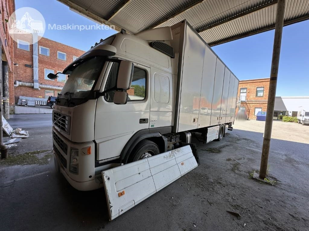Volvo FM 300 - Dobozos felépítményű teherautó: 1 kép. Volvo FM 300 - Dobozos felépítményű teherautó: 1 kép.