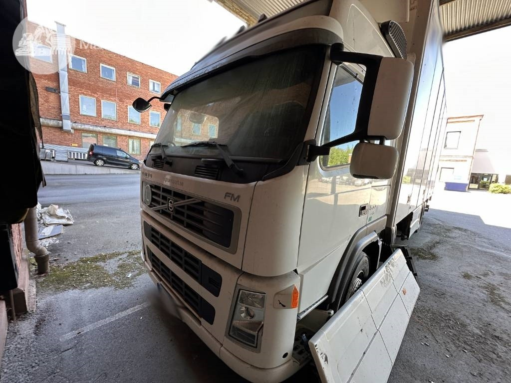 Volvo FM 300 - Dobozos felépítményű teherautó: 4 kép. Volvo FM 300 - Dobozos felépítményű teherautó: 4 kép.