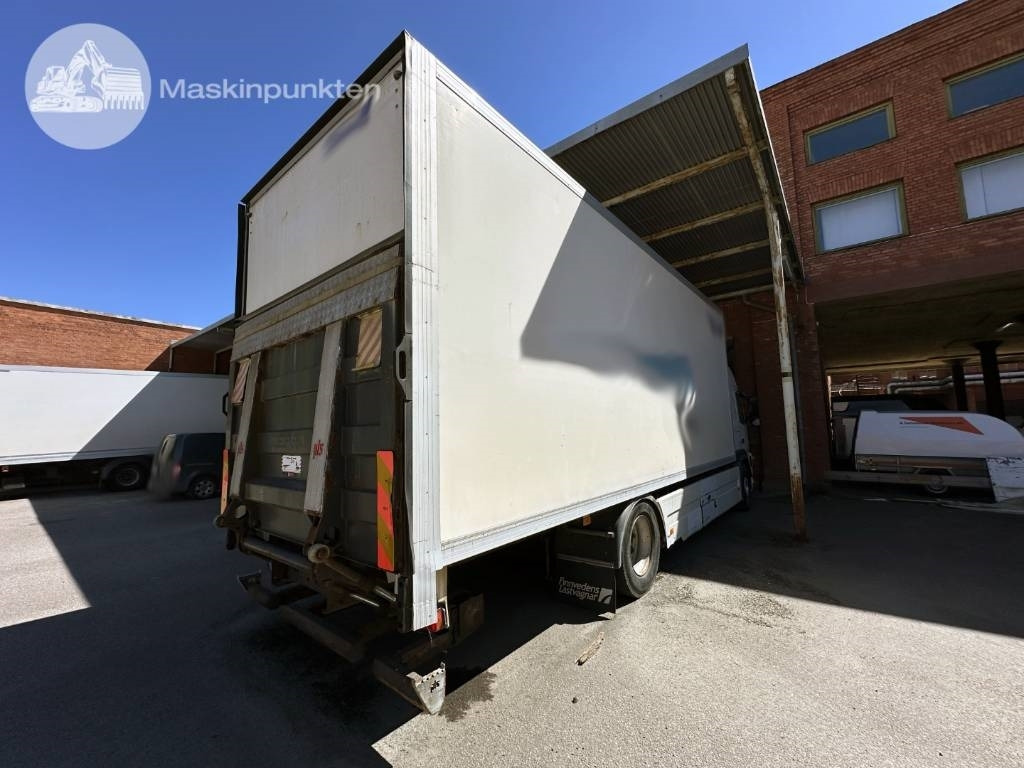 Volvo FM 300 - Dobozos felépítményű teherautó: 5 kép. Volvo FM 300 - Dobozos felépítményű teherautó: 5 kép.