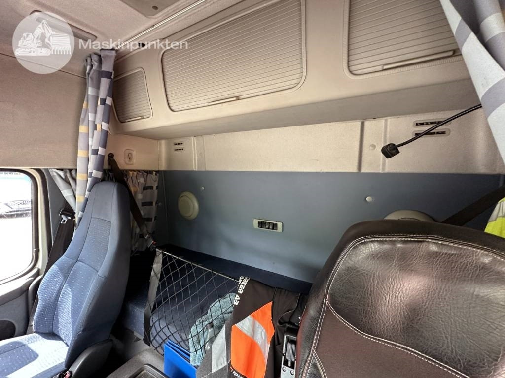 Billenőplatós teherautó Volvo FM 440 Ekipage: 16 kép.