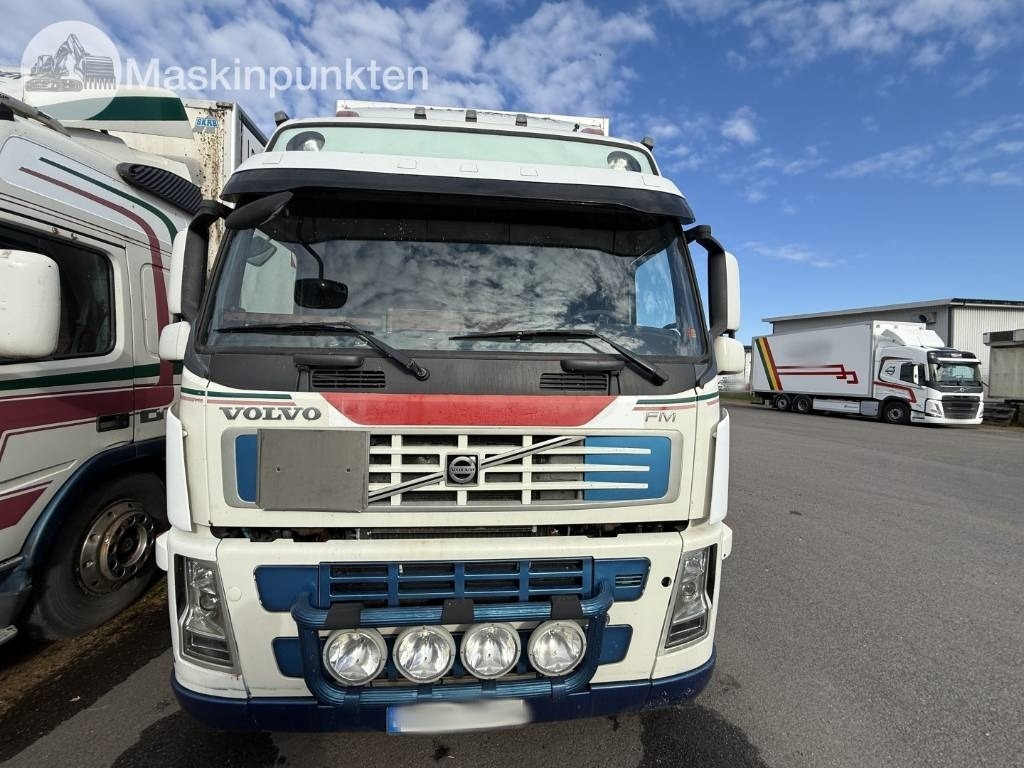 Volvo FM 440 - Dobozos felépítményű teherautó: 2 kép. Volvo FM 440 - Dobozos felépítményű teherautó: 2 kép.