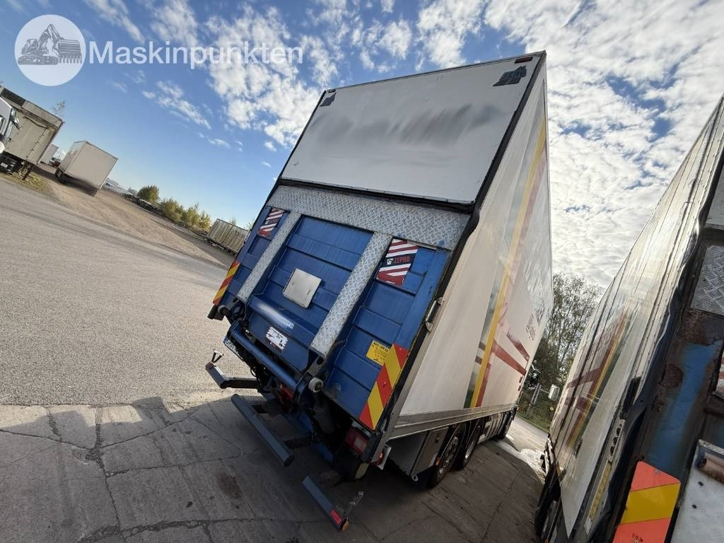 Volvo FM 440 - Dobozos felépítményű teherautó: 4 kép. Volvo FM 440 - Dobozos felépítményű teherautó: 4 kép.