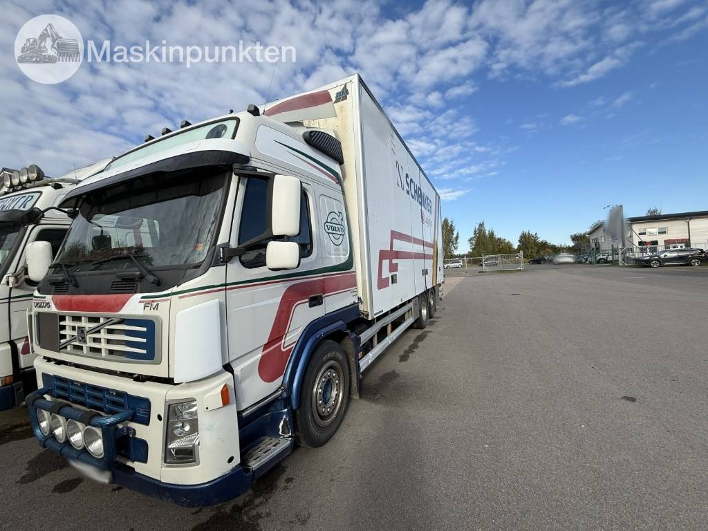 Volvo FM 440 - Dobozos felépítményű teherautó: 1 kép. Volvo FM 440 - Dobozos felépítményű teherautó: 1 kép.