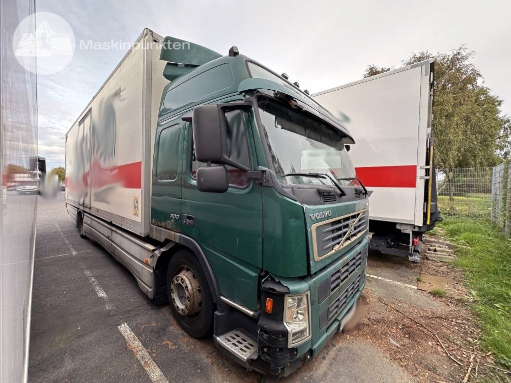 Volvo FM 9 300 - Dobozos felépítményű teherautó: 2 kép. Volvo FM 9 300 - Dobozos felépítményű teherautó: 2 kép.