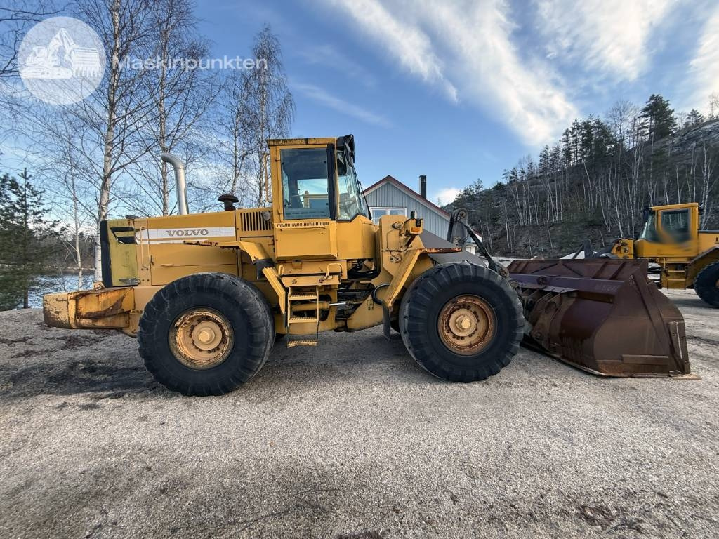Volvo L 120 C - Gumikerekes homlokrakodó: 1 kép. Volvo L 120 C - Gumikerekes homlokrakodó: 1 kép.