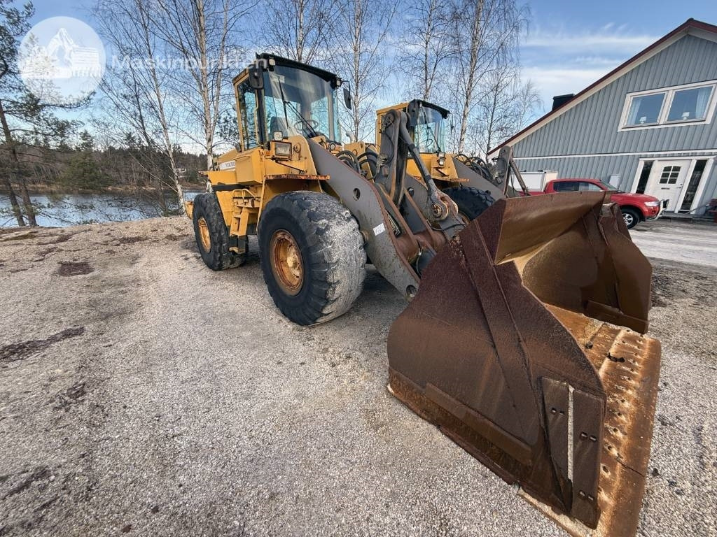 Volvo L 120 C - Gumikerekes homlokrakodó: 2 kép. Volvo L 120 C - Gumikerekes homlokrakodó: 2 kép.