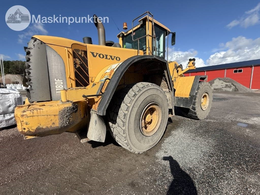 Volvo L 180 F - Gumikerekes homlokrakodó: 5 kép. Volvo L 180 F - Gumikerekes homlokrakodó: 5 kép.