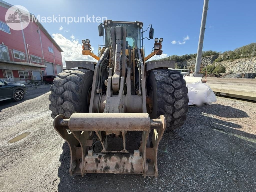 Volvo L 180 F - Gumikerekes homlokrakodó: 2 kép. Volvo L 180 F - Gumikerekes homlokrakodó: 2 kép.